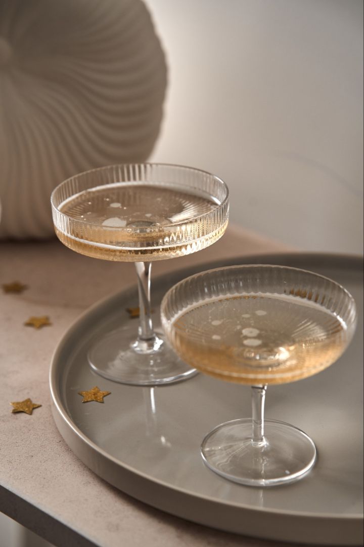 Coupe glas der er placeret i et champagnetårn, her kan du se Ripple og Serax coupe glas fyldt med champagne. 