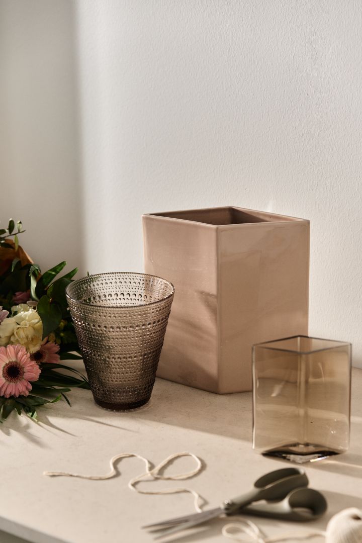 En kreativ gave til mors dag i år. Giv din mor en vase eller et sæt af vaser fra Iittala som Kastehelmi og Ruutu vaserne.