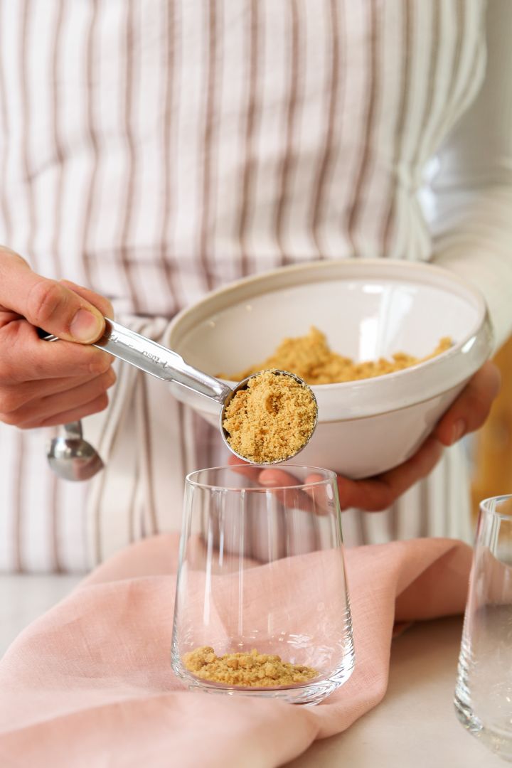 Baka med Frida til nytår – 3 festlige chokolade dessert opskrifter. Her kan du se De Buyer målesættet og Iittala Essence drikkeglasset. 