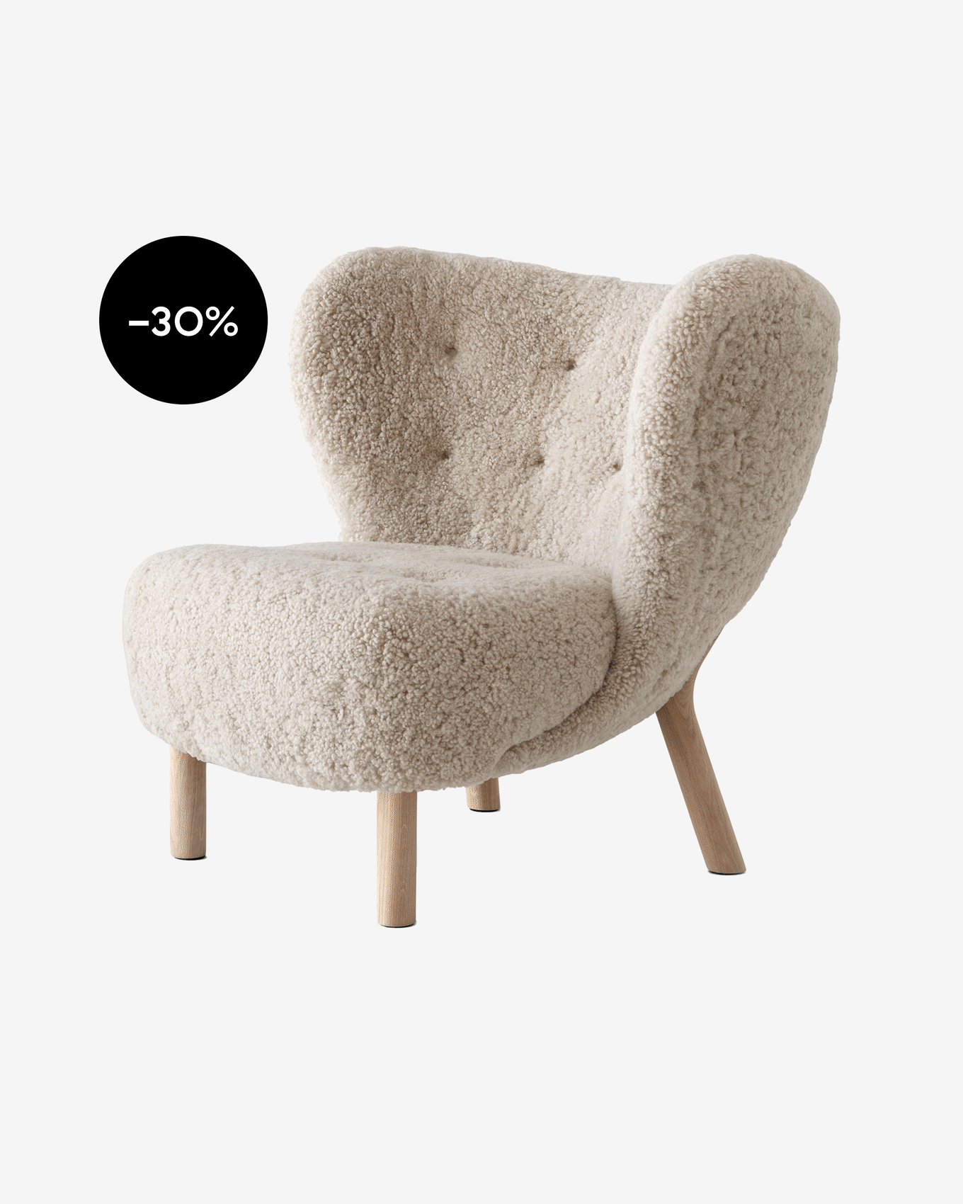 Lys beige lænestol med knap-tuftet ryg og træben, viser et sort -30% udsalgsmærke.