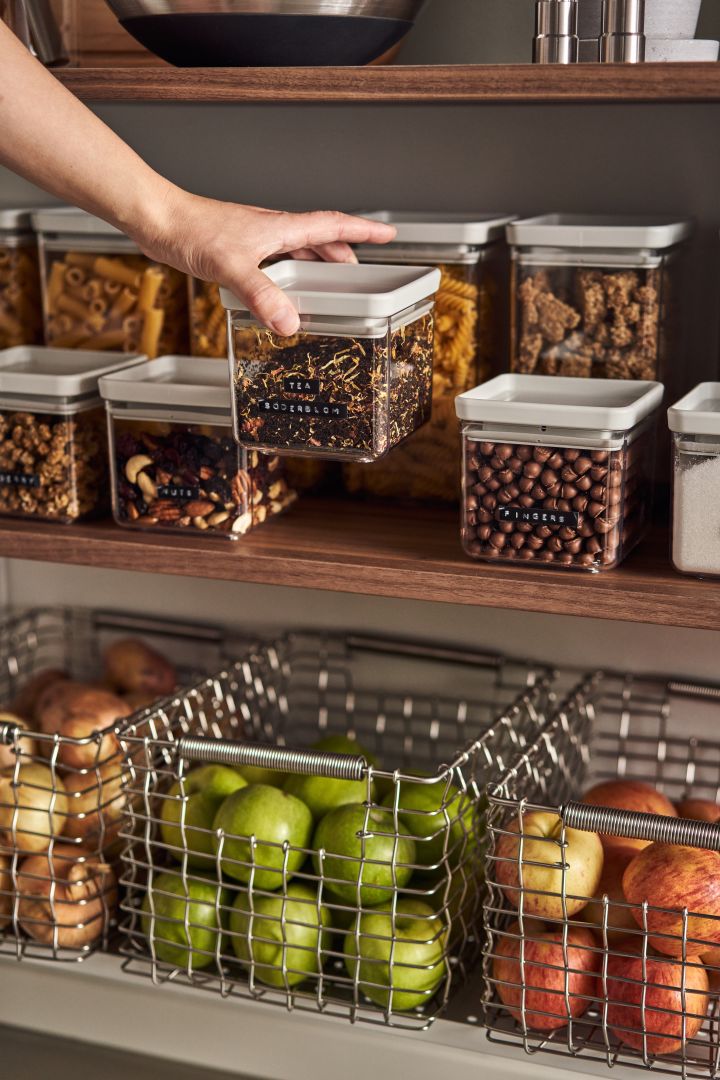 Organiser spisekammeret med praktiske opbevaringsglas fra Brabantia med mærker og smarte kurve fra Korbo for en nemmere hverdag.