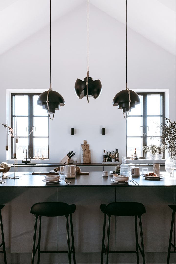 Overvej om du vil have stemnings- eller fuktionel belysning i køkkenet. Her kan du se en samling af Gubis Multi-Lite lamper hænge i svenske influencer @arkihem køkken.