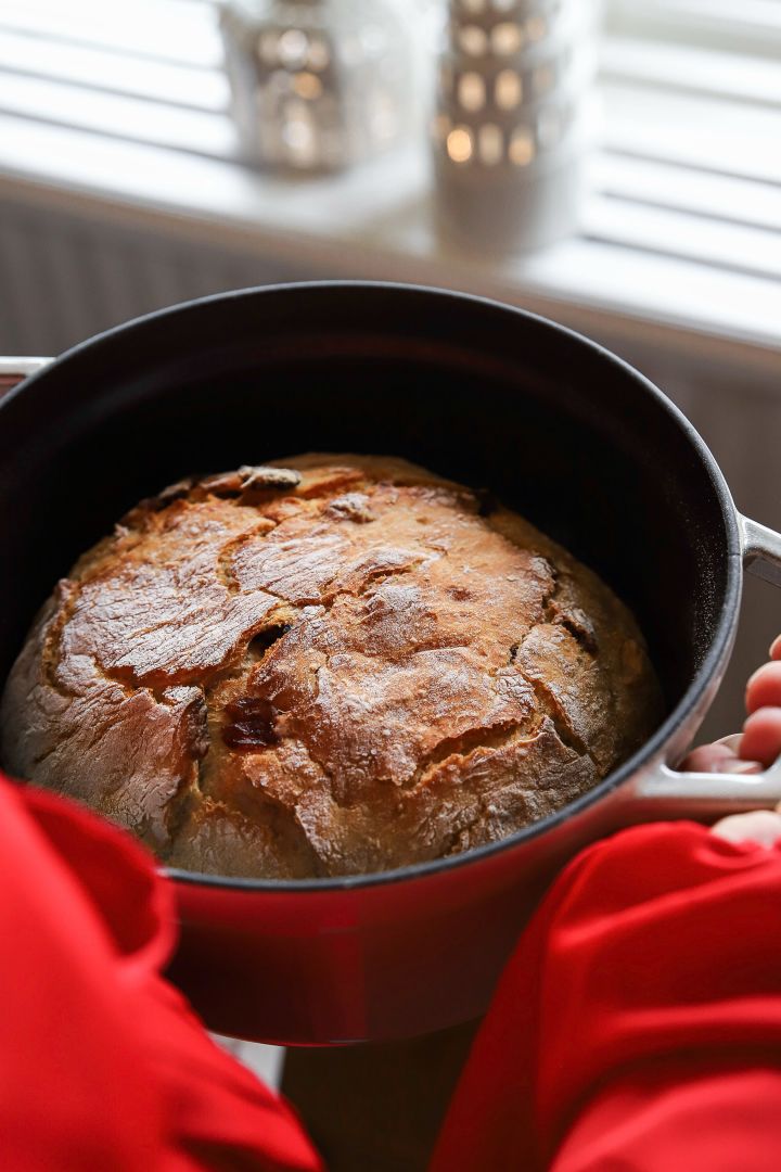 Julebagningsopkrifter fra Baka med Frida - lav et grydebrød i en kasserolle fra Staub.