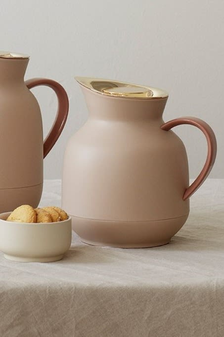 En god gave til et babyshower kan også være en gave til moren. Nybagte mødre bør drikke meget, især te - giv f.eks. termokanden Amphora i soft peach fra Stelton.