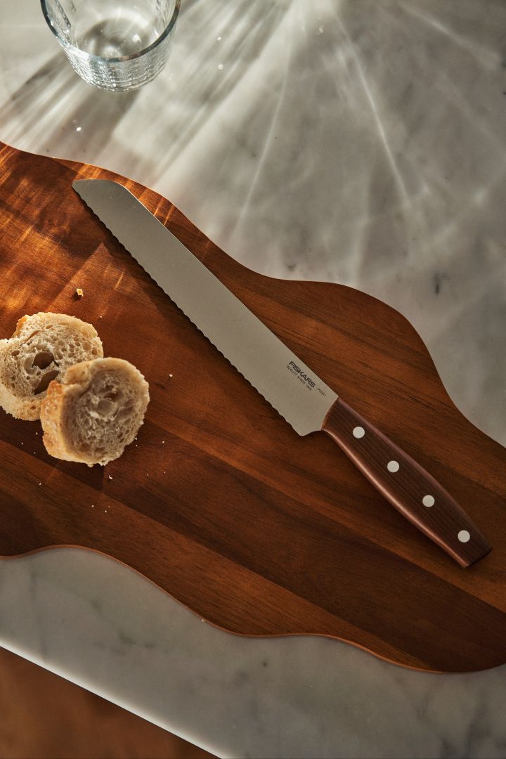 Kreativ gave til indflyttergave. Her kan du se Royal brødkniv fra Fiskars på Alvar Aalto bakken sammen med et sprød brød.