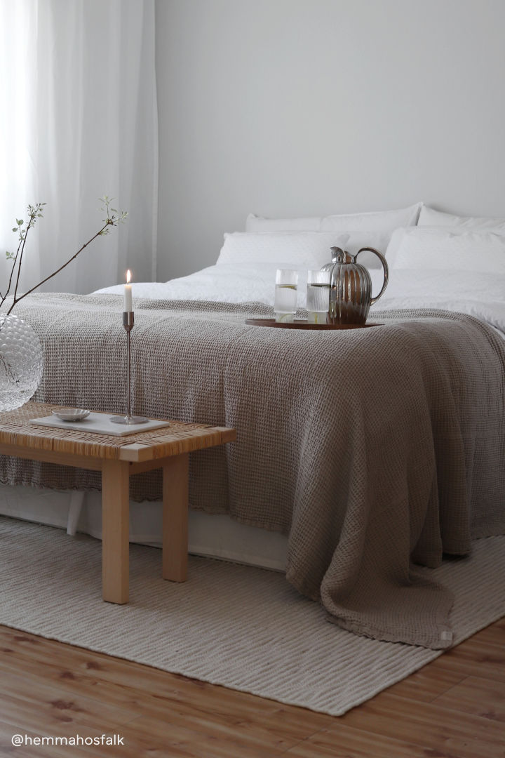 Vælg det rigtige tæppe - Pebble uldtæppe i hvid fra Scandi Living giver dit soveværelse en hyggelig og varm følelse. Foto: @hemmahosfalk