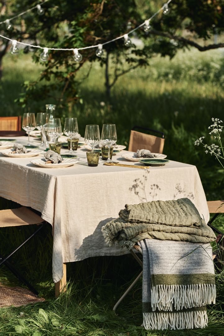 Udforsk vores havefest inspiration – her kan du se hyggelige plaider fra Himla og Klippan Yllefabrik i grønne toner. 