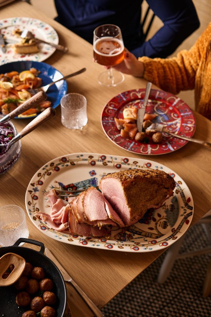 En skive skinke på et traditionelt nordisk julebord.