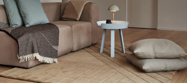 Levels uldtæppe Stripes beige fra NJRD er et luksuriøst gulvtæppe til stuen i vores guide til at finde det rigtige tæppe. 