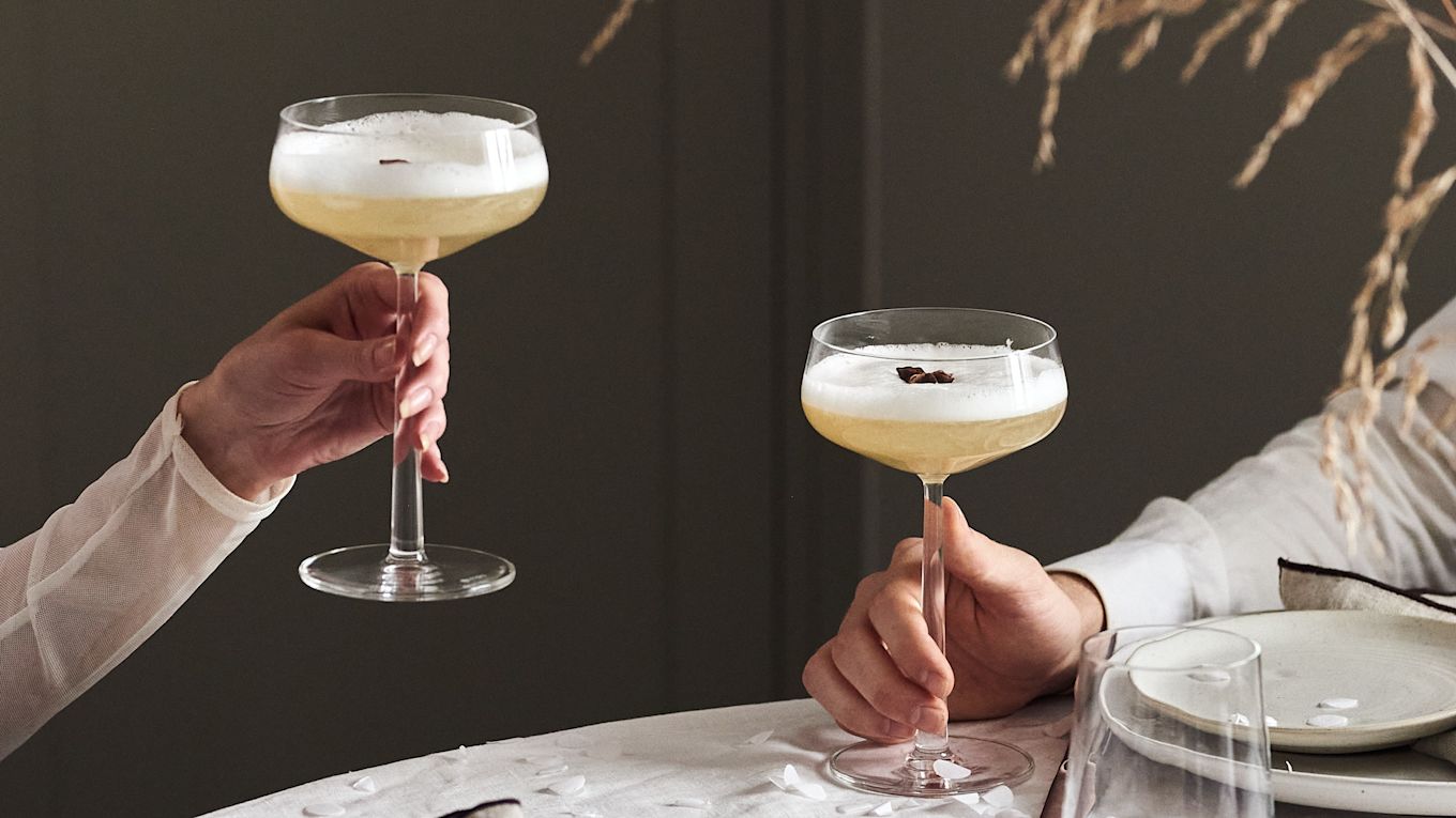 4 festlige cocktailopskrifter til nytår - to hyldeblomstdrinks i Iittala Essence Cocktailglas.