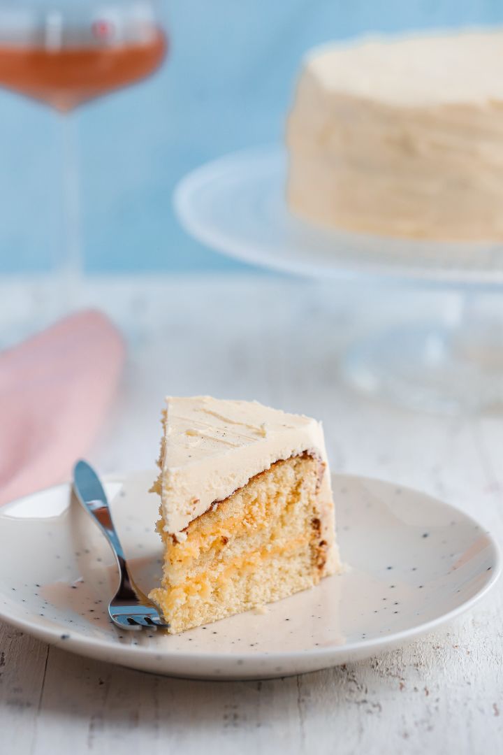 Baka med Frida til nytår – 3 festlige chokolade dessert opskrifter. Her kan du se et fint stykke kage på en Freckle tallerken i hvid fra Scandi Living. 