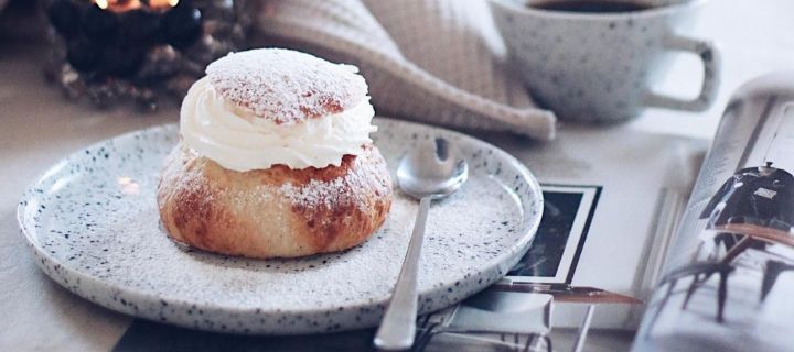 Populære svenske kager er semlor - gærboller fyldt med marcipan og fløde, som du kan se her på en Poppi-tallerken fra Olsson & Jensen hjemme hos den svenske influencer @picsbyellen.