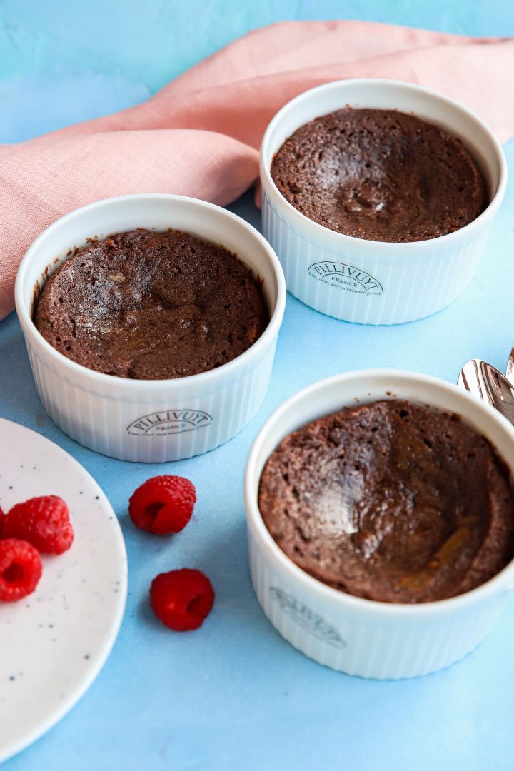 Her kan du se chokolade fondant med en karamel midte, en af Baka med Fridas chokolade opskrifter. 