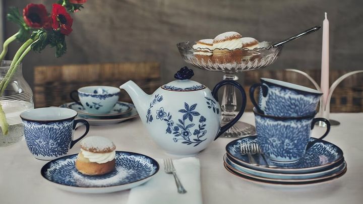 Semlor er også en favorit i svensk bagværk. Her kan du se en på typisk kaffestel fra Rörstrands Ostindia-kollektion.