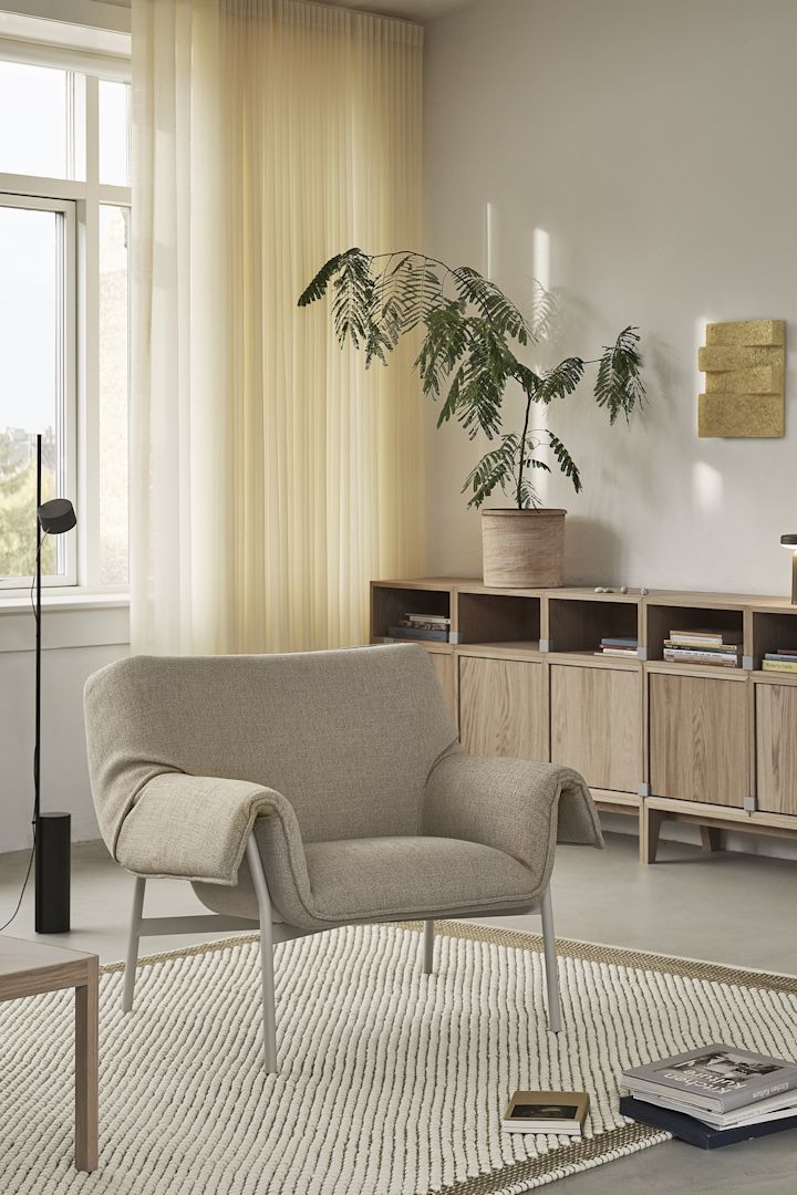 Greige er på vej tilbage i indretningstrenderne i 2025, her kan du se lænestolen Wrap from Muuto i en grå beige nuance.