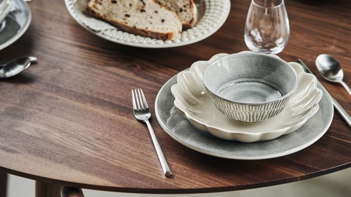 Find inspiration til borddækning hos Nordic Nest, ligesom denne borddækning med Mateus-porcelæn i neutrale farver med skåle og tallerkener.