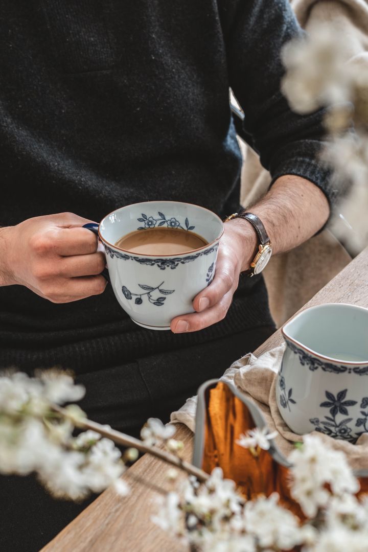 Ostindia kaffekop i blå. Instagram profil Hannes Mauritzson.