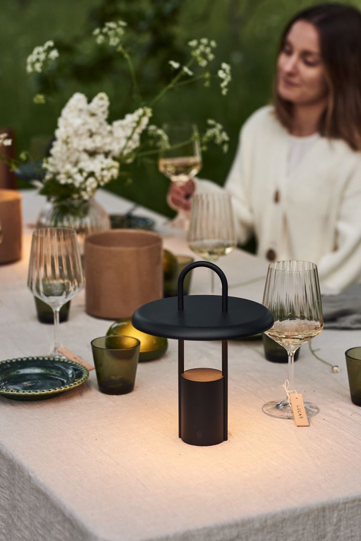 Udforsk vores havefest inspiration – Stelton Pier lampen i sort metal er den ideelle portable bordlampe til haven. 