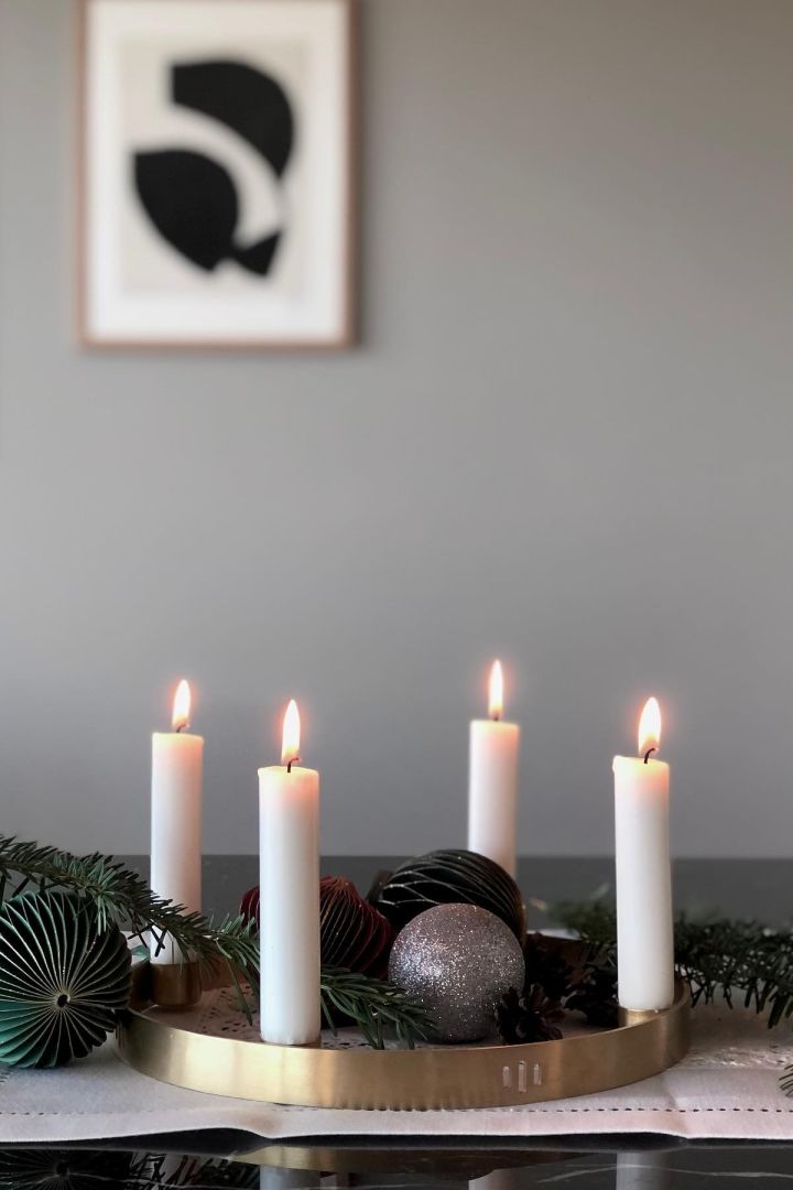 Lad dig inspirere af stilfulde adventsstager til jul - her ser du den stilfulde og festlige Circle adventsstage i guld fra Ferm Living.