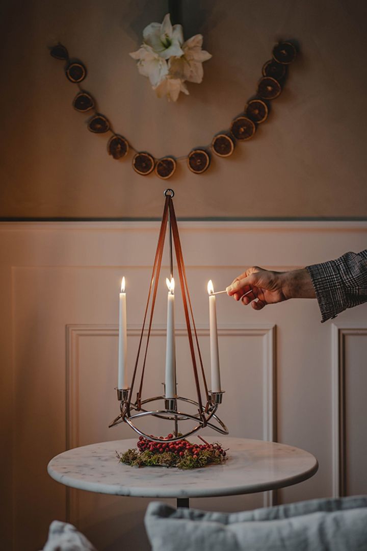 Sådan pynter du op med traditionelt skandinavisk julepynt - Season-lysestagen fra Georg Jensen er en stilfuld og moderne tilføjelse til julebordet. 