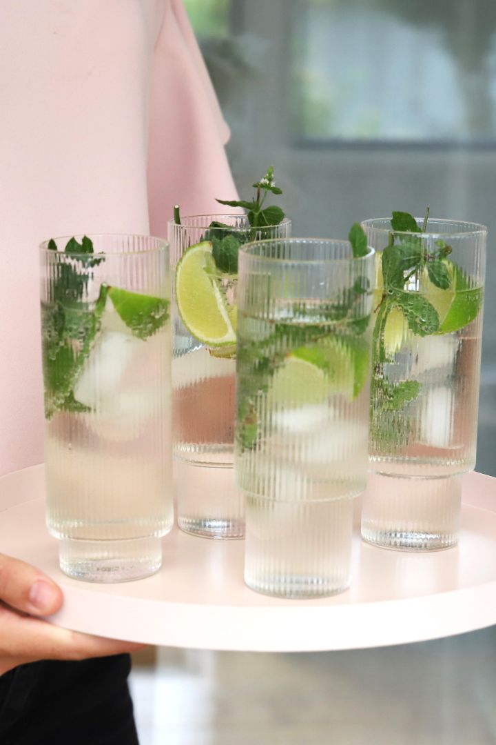 Her kan du se Ripple long drink glas fra ferm LIVING, perfekt til forfriskende mojitos. 