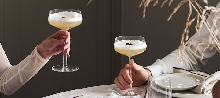 4 festlige cocktailopskrifter til nytår - hyldeblomstdrinks i Iittala Essence Cocktailglas.