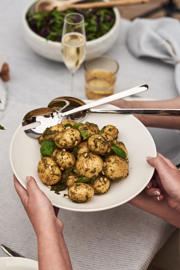 Server en lækker pesto kartoffelsalat som denne til din næste havefest.