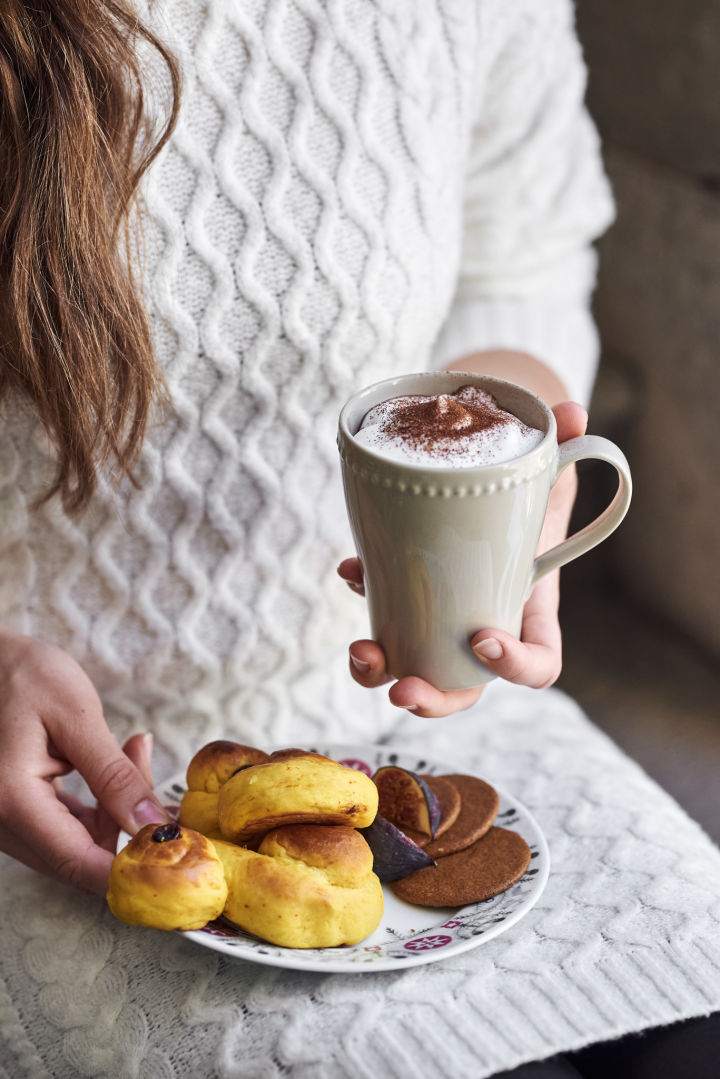 Server traditionelle lussekatter på Rörstrands Swedish Grace Winter-tallerkener, og nyd en kop varm kakao fra Scandi Livings Dots krus.