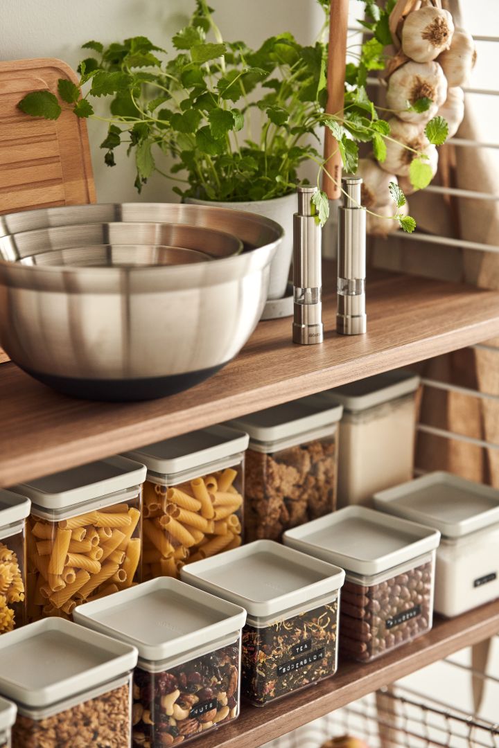 Organiser spisekammeret med praktiske opbevaringsglas fra Brabantia, tilføj mærker for en nemmere hverdag.