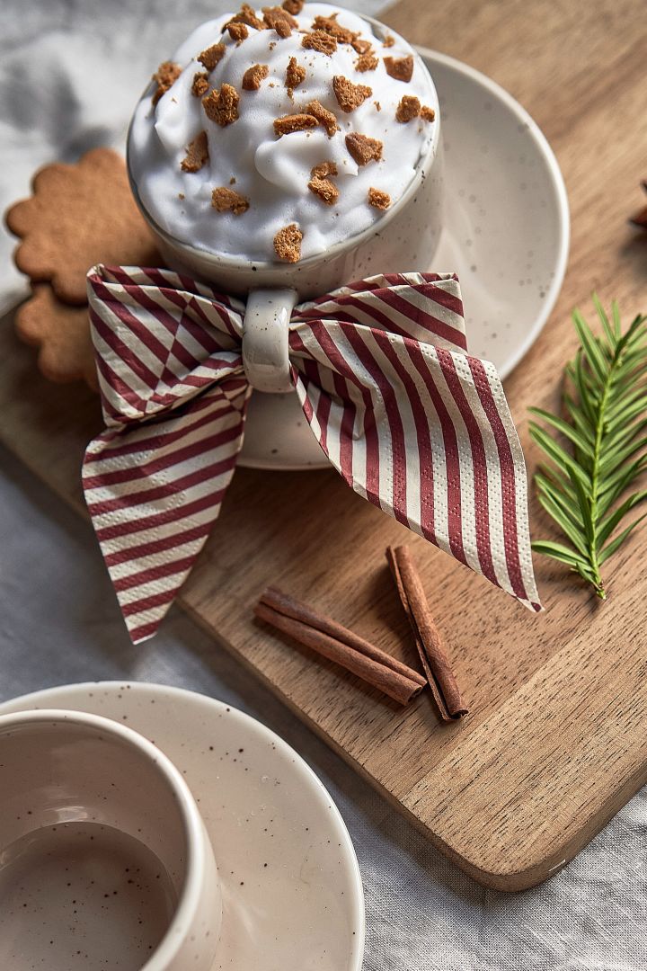 Byd dine venner og familie på en enkel julecocktail med kanel, varm chokolade og pebernødder. Her ses Freckle-koppen og -underkoppen fra Scandi Living med Lines-servietten fra Cooee Design.