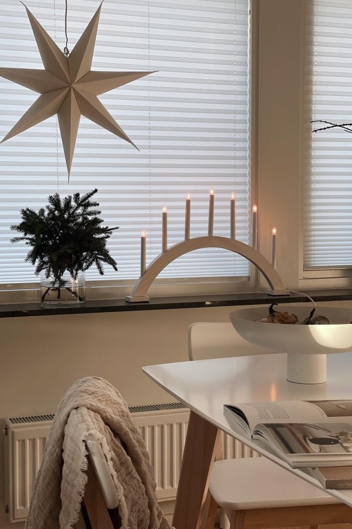 Her kan du se en enkel skandinavisk vindueskarmdekoration til jul. @myyjapandihomee har hængt en bar adventsstjerne fra Scandi Living i vinduet og pyntet vindueskarmen med gran og adventslysestagen Sky fra Scandi Living.