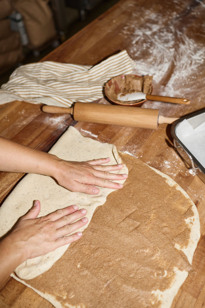 Til svenske kanelsnegle skal dejen først rulles ud og derefter smøres med smør- og sukkerblandingen, hvorefter dejen foldes to gange, som du kan se her.