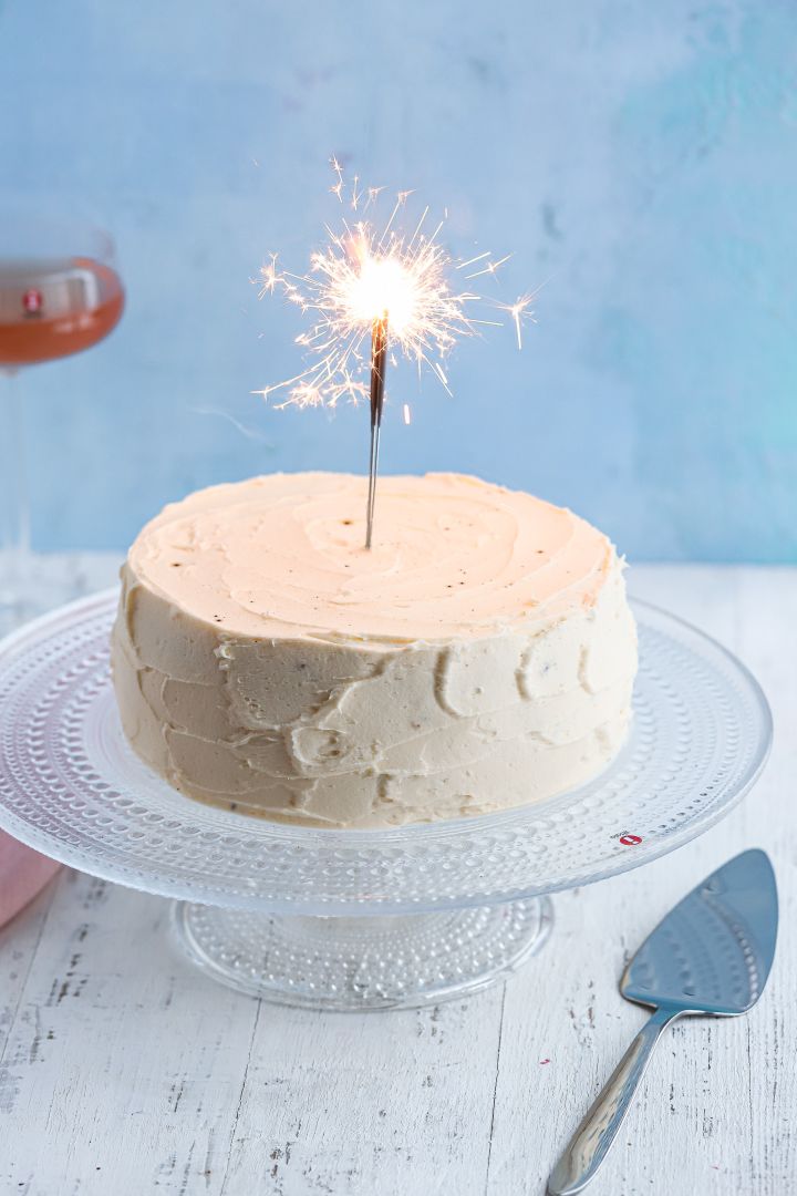 Baka med Frida til nytår – 3 festlige chokolade dessert opskrifter. Her kan du se en nytårskage på et Iittala Kastehelmi kagefad med en Fjord kagekniv fra Hardanger Bestikk. 